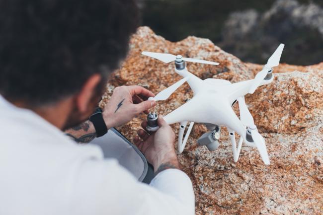 La démocratisation des drones : du loisir à l'outil professionnel 