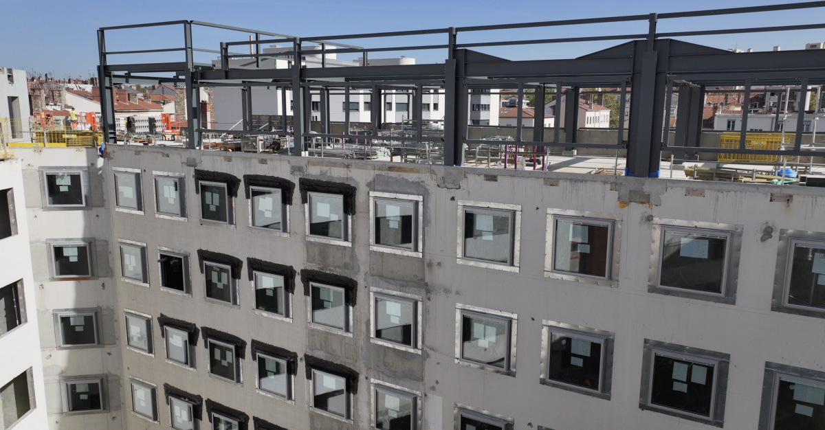 Structure métallique surélévation immeuble bureaux Icade Next Lyon 6, chantier vue drone