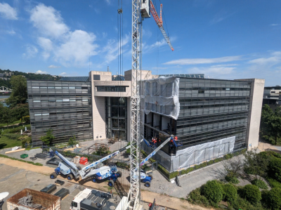 Réhabilitation façade vitrée Agence de l'Eau, nacelles élévatrices et grue de chantier