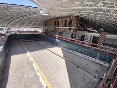Bassin piscine Tournesol Moirans en construction, structure béton et bardage bois, LapseCam intérieur Ecolapse